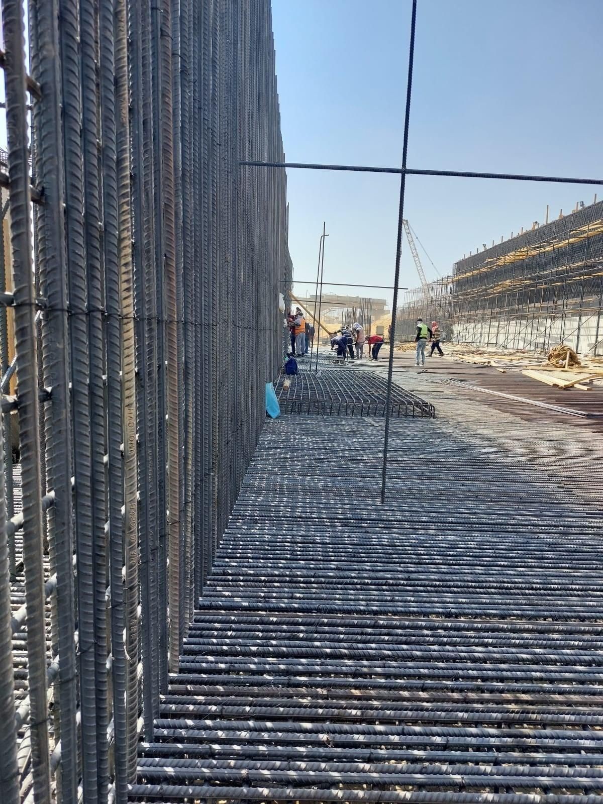 Strengthening a reinforced concrete wall and connecting it to the reinforced base