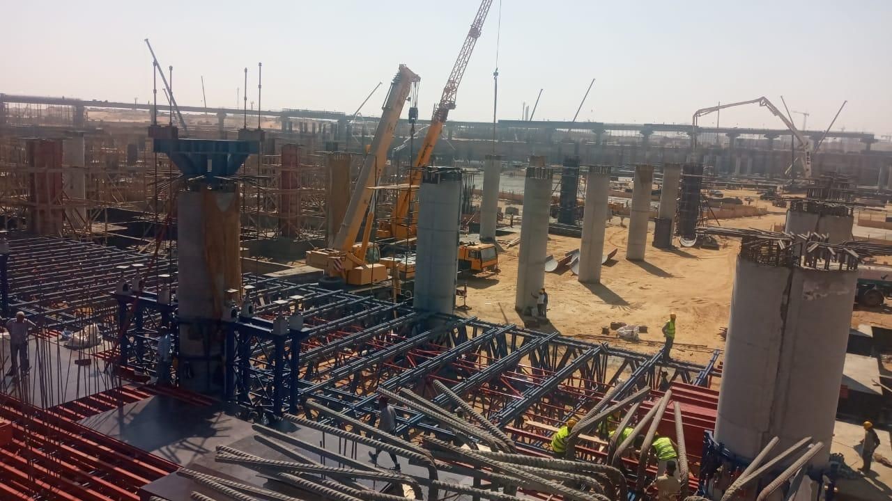To support roofs or large concrete beams during pouring.