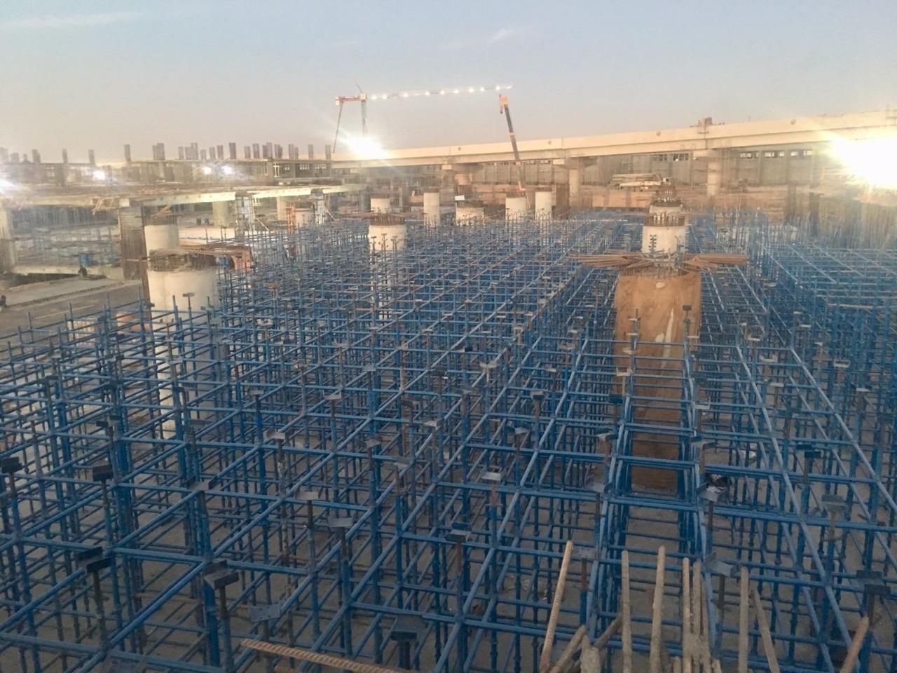 Reinforcement of vertical support columns from strong metal sections (in blue).