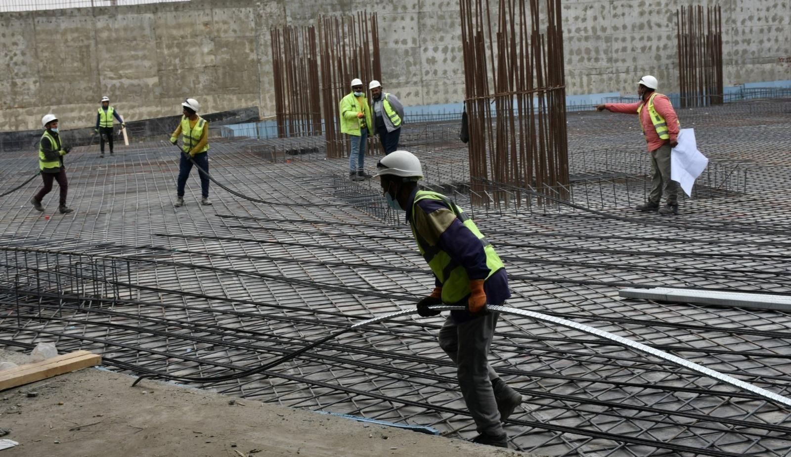 The tension is secured using anchors, and the ducts are then injected with a special grout to protect them from corrosion.