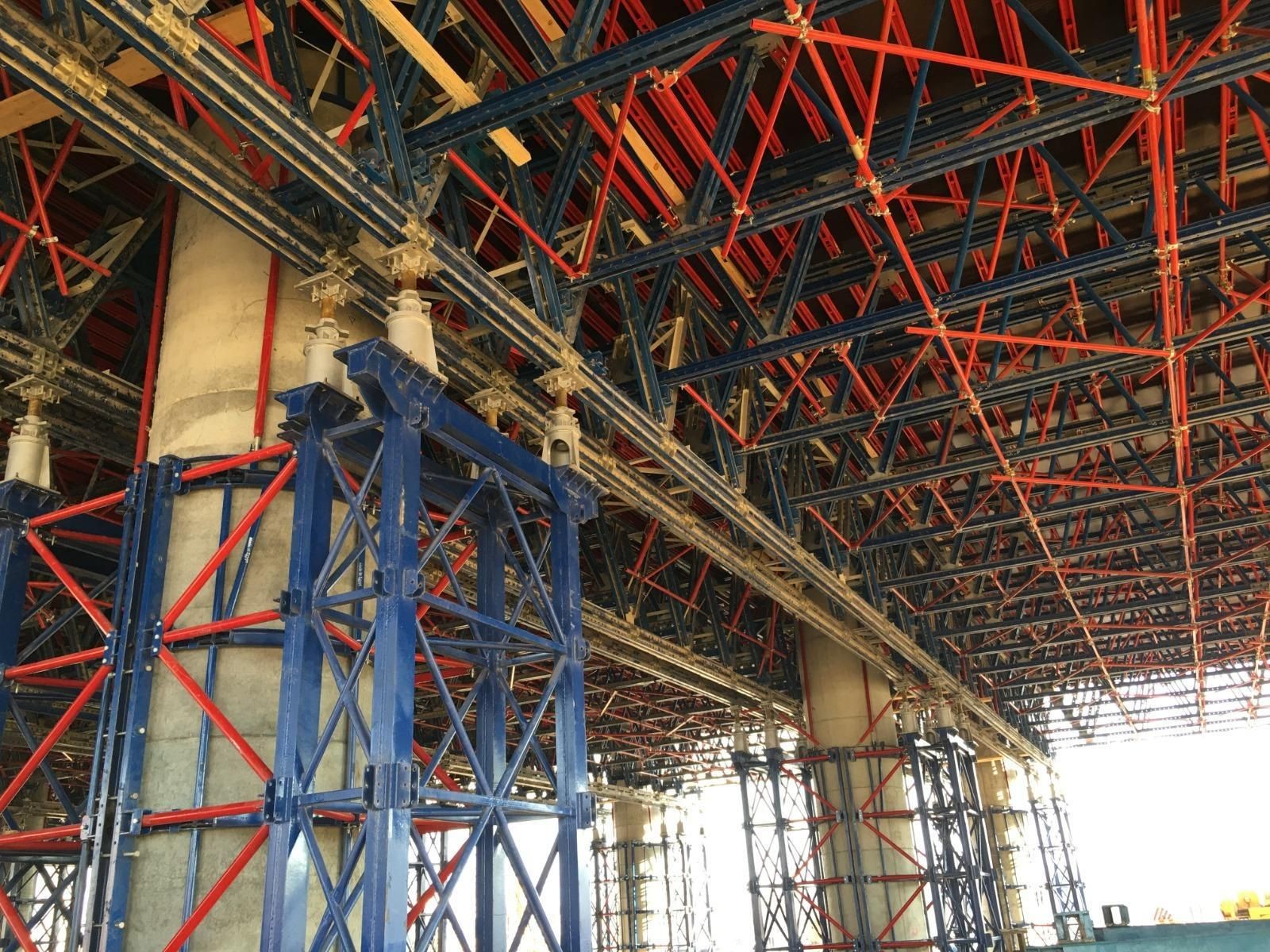 Heavy-duty steel winter support columns (blue) support the weight of the beams during casting.